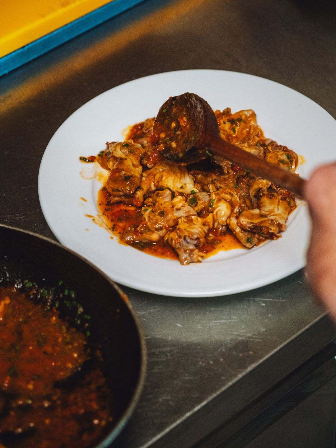 Piedini d'agnello alla sassarese, primo piano durante l'impiattamento