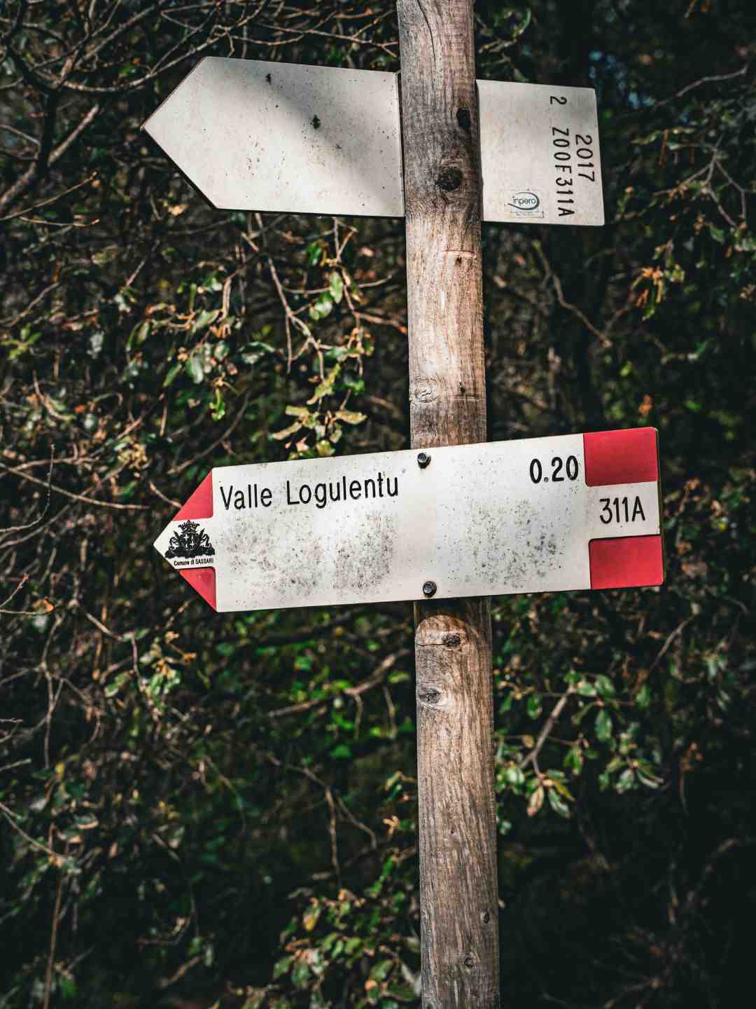 Cartelli segnaletici nella Valle di Logulentu a Sassari