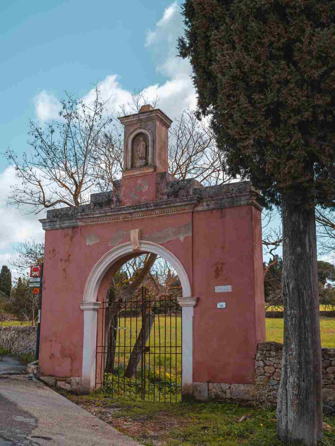 Porta in pietra con cancello nella Valle di Logulentu a Sassari