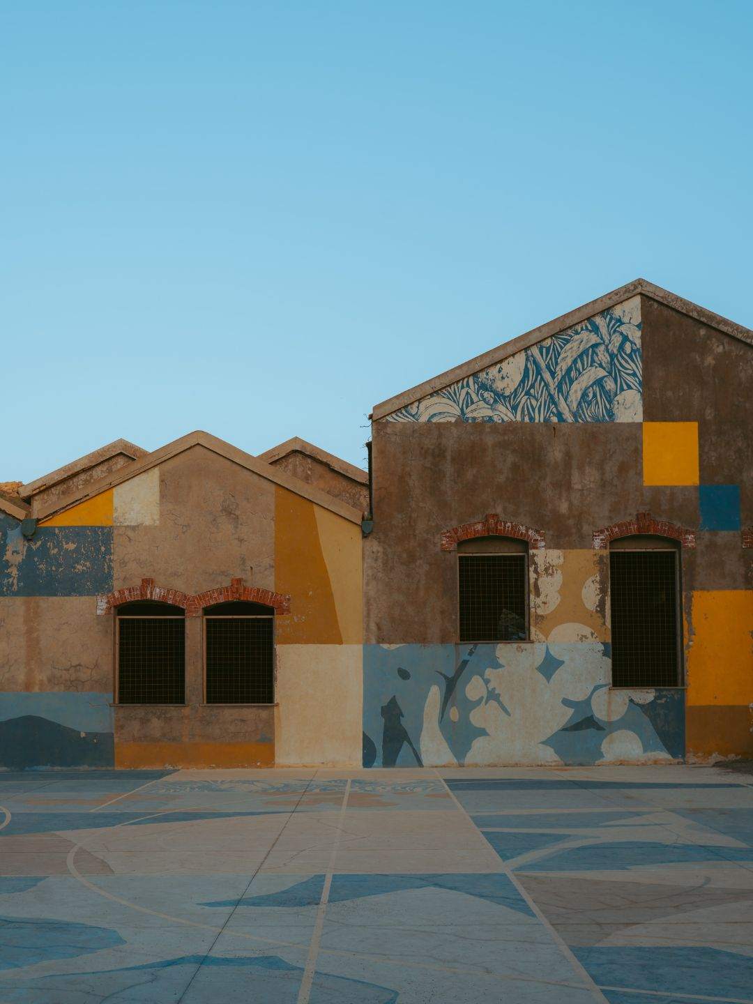Edifici del borgo minerario dell'Argentiera con le facciate decorate dai murales del progetto MAR