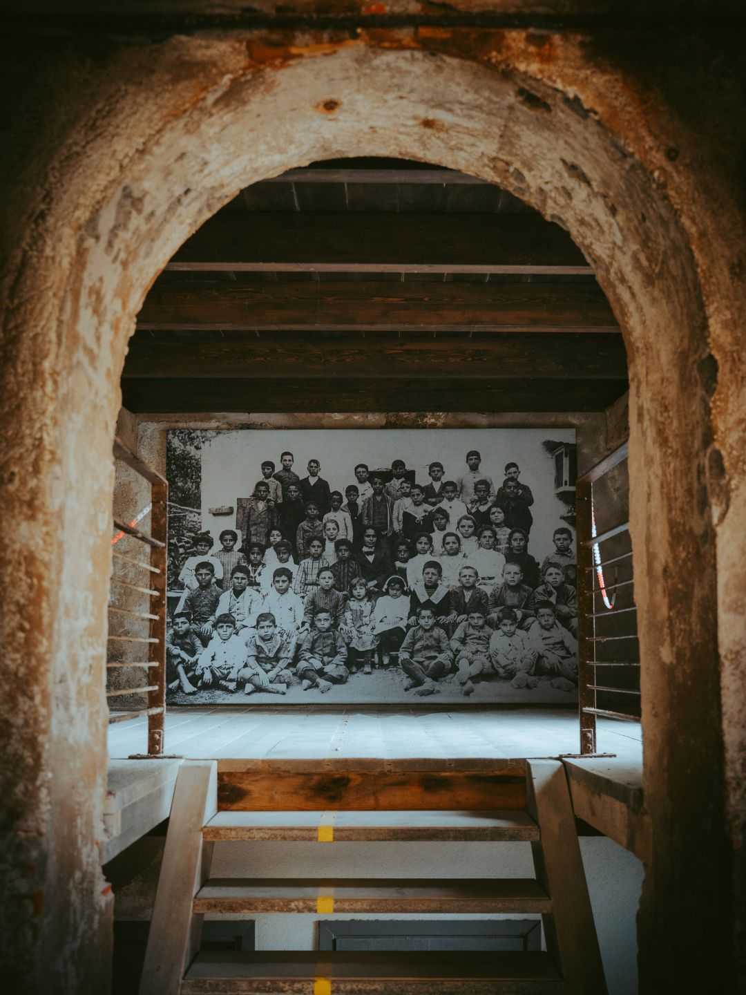 Una grande fotografia storica in bianco e nero raffigurante un gruppo di bambini all'Argentiera