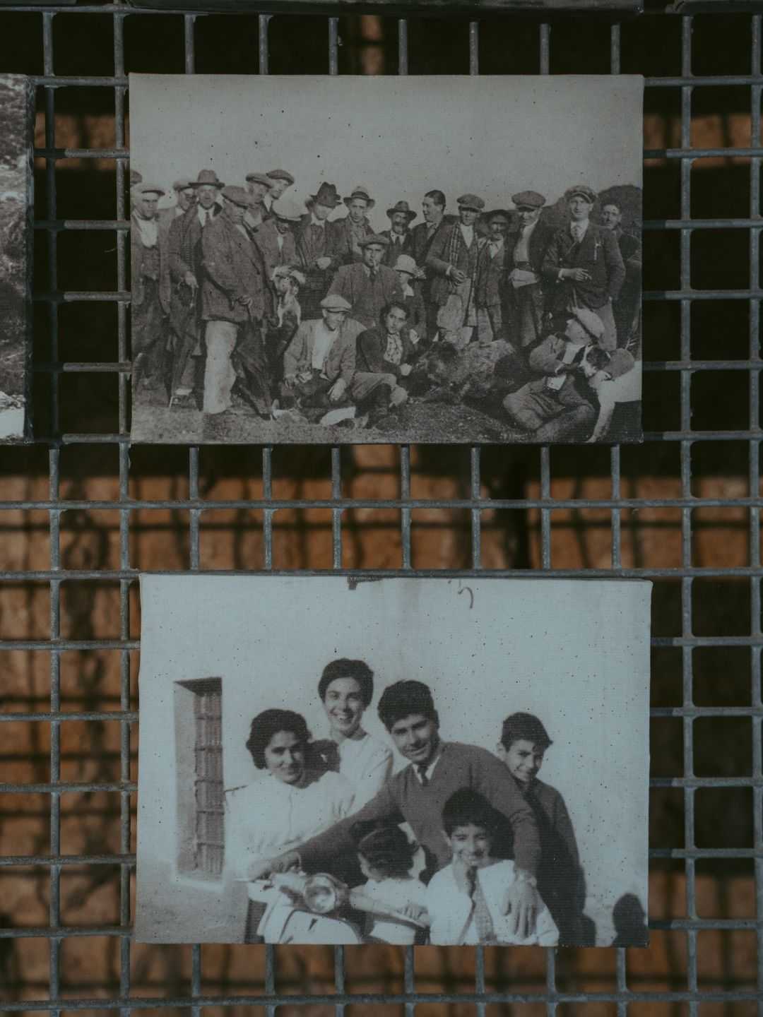 Fotografie storiche in bianco e nero dei minatori e delle famiglie dell'Argentiera