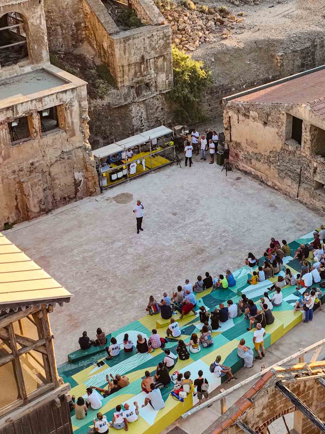Pubblico seduto sulla struttura in gradoni della Scala all'Argentiera
