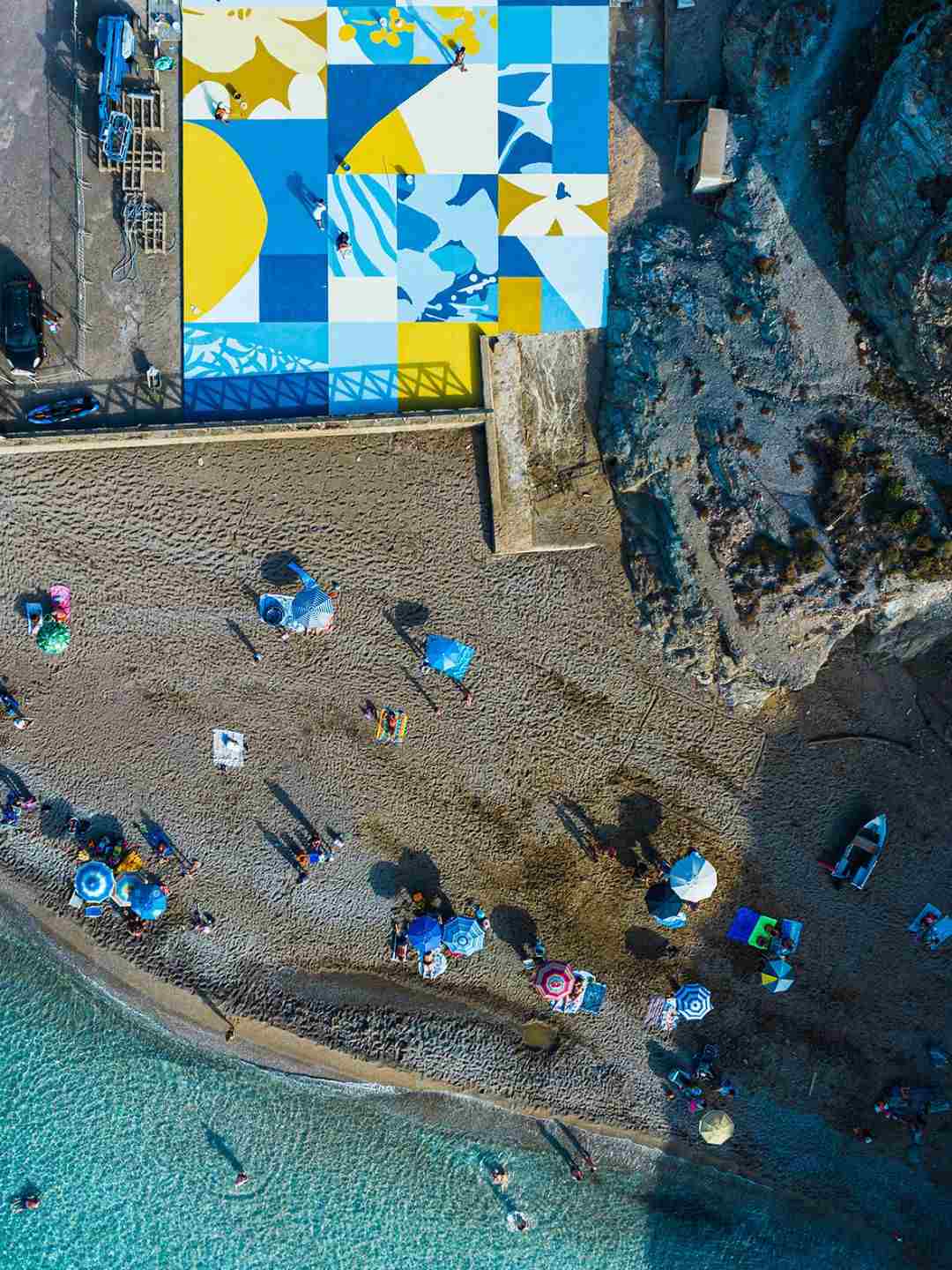 Vista aerea del murale del Fronte Mare all'Argentiera