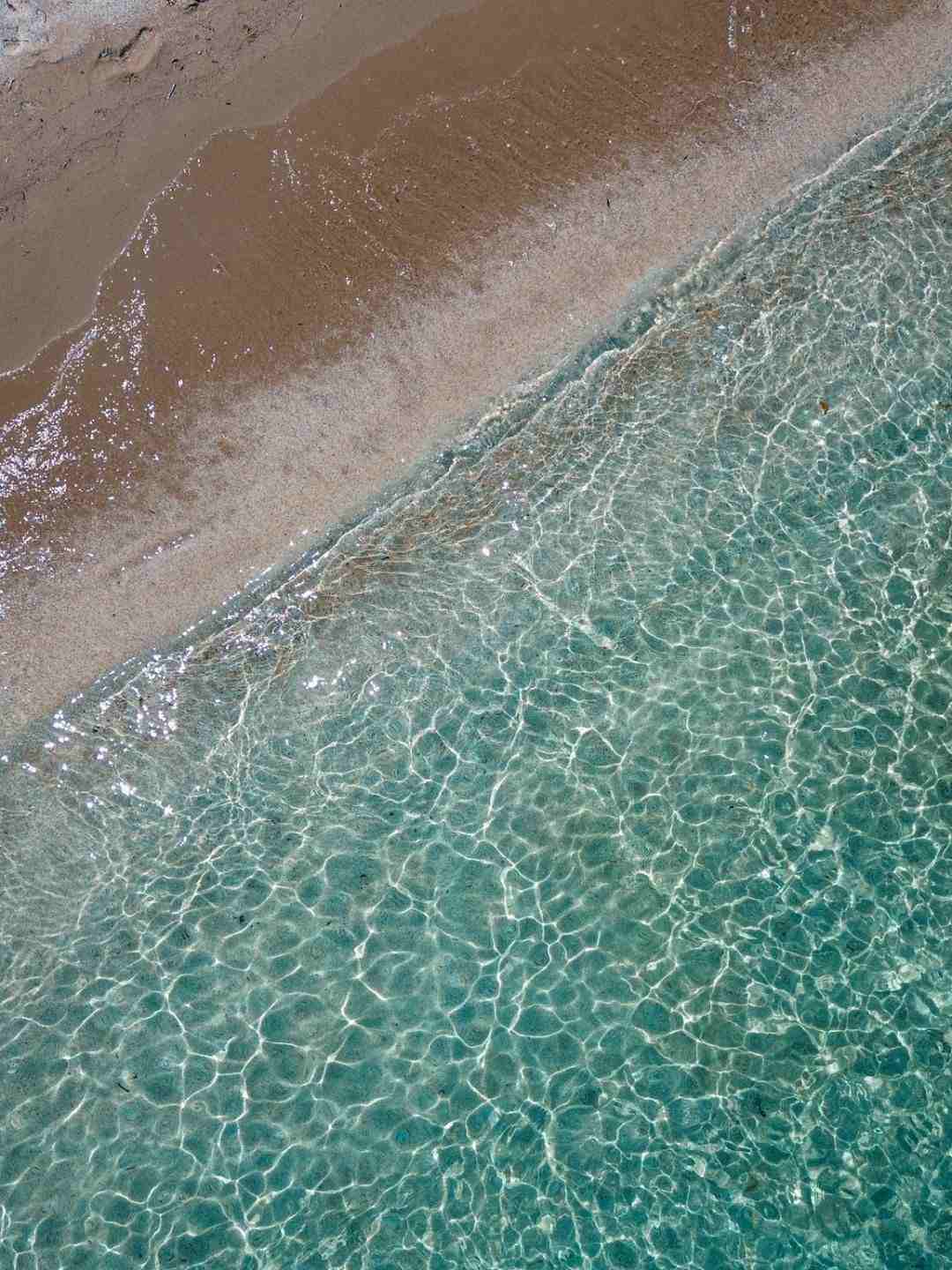Acqua trasparente e sabbia della spiaggia di Ezzi Mannu, Sassari