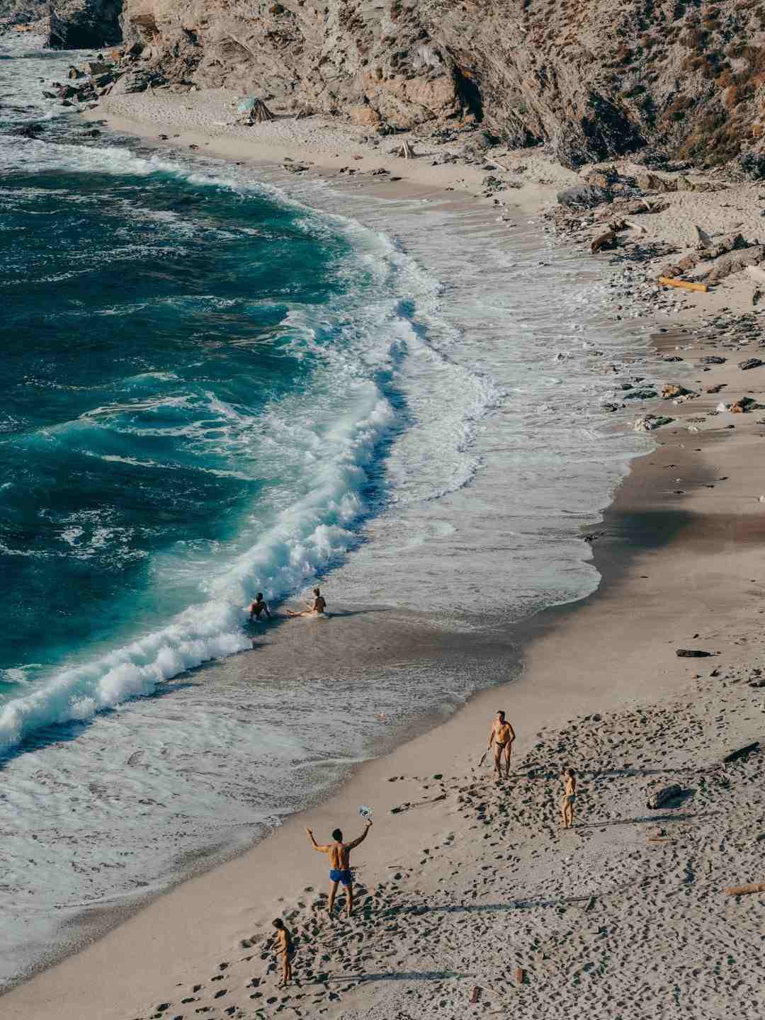 Persone giocano a beach tennis sulla spiaggia di Rena Majore a Sassari