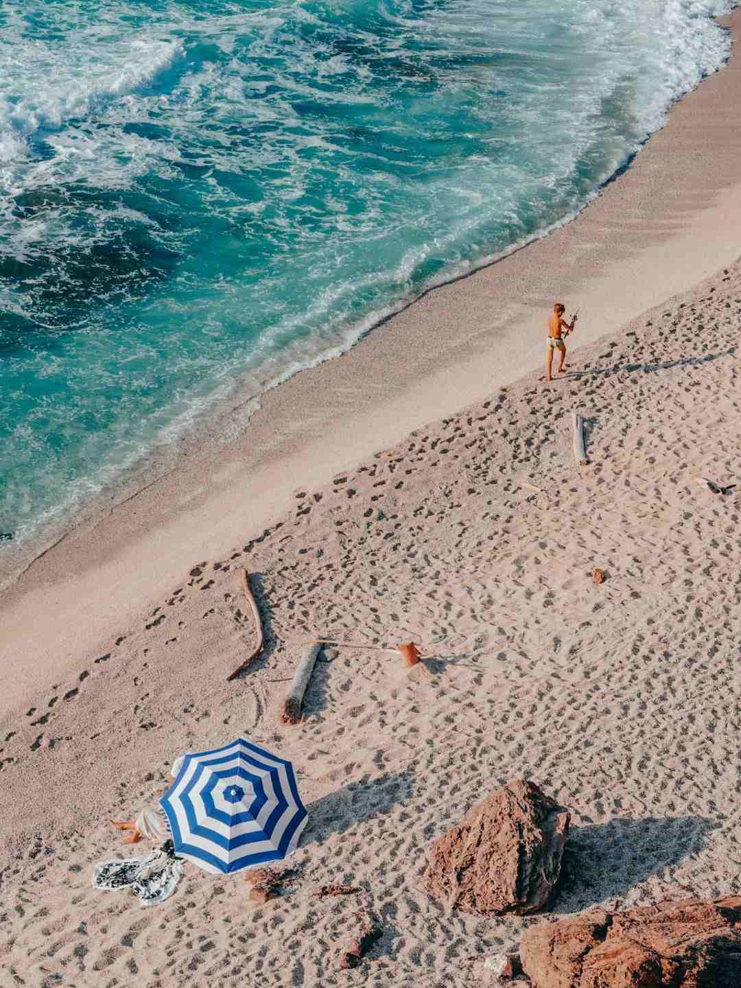 La spiaggia di Rena Majore a Sassari in estate