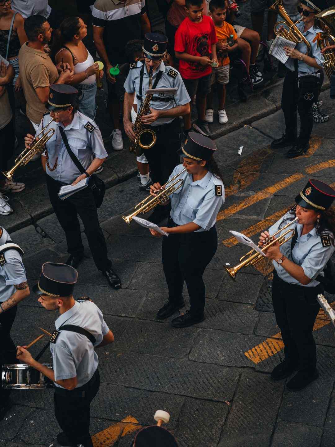 Banda musicale suona alla Discesa dei Candelieri a Sassari