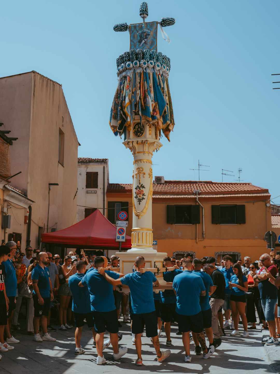Candeliere dei Falegnami durante la vestizione a Sassari