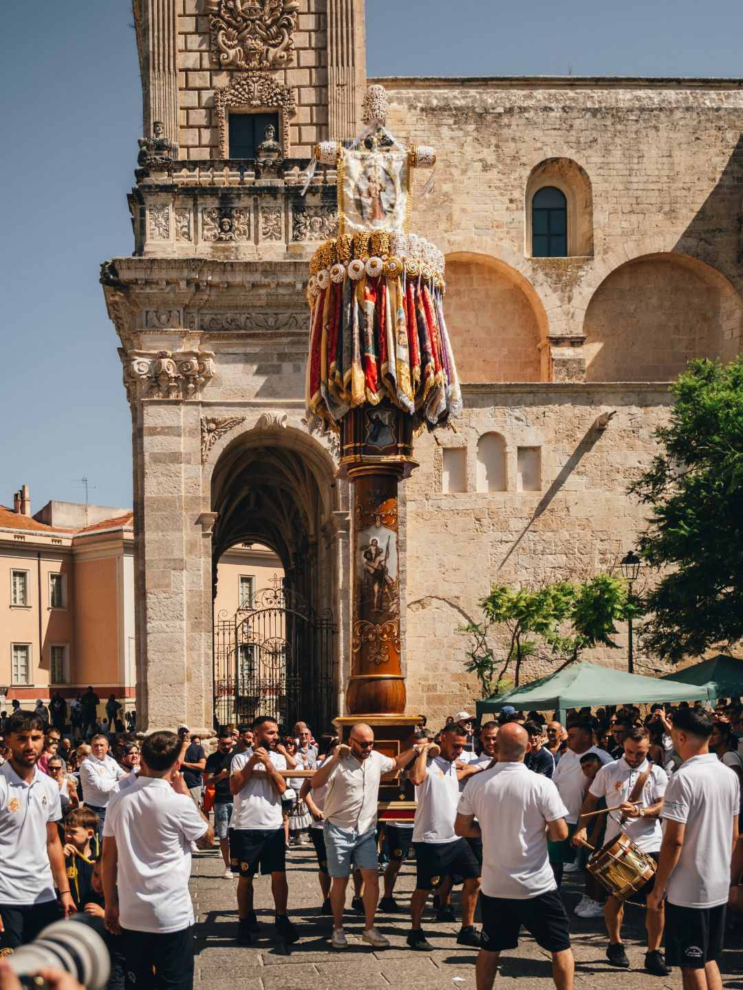 Autoferrotranvieri davanti al Duomo a Sassari