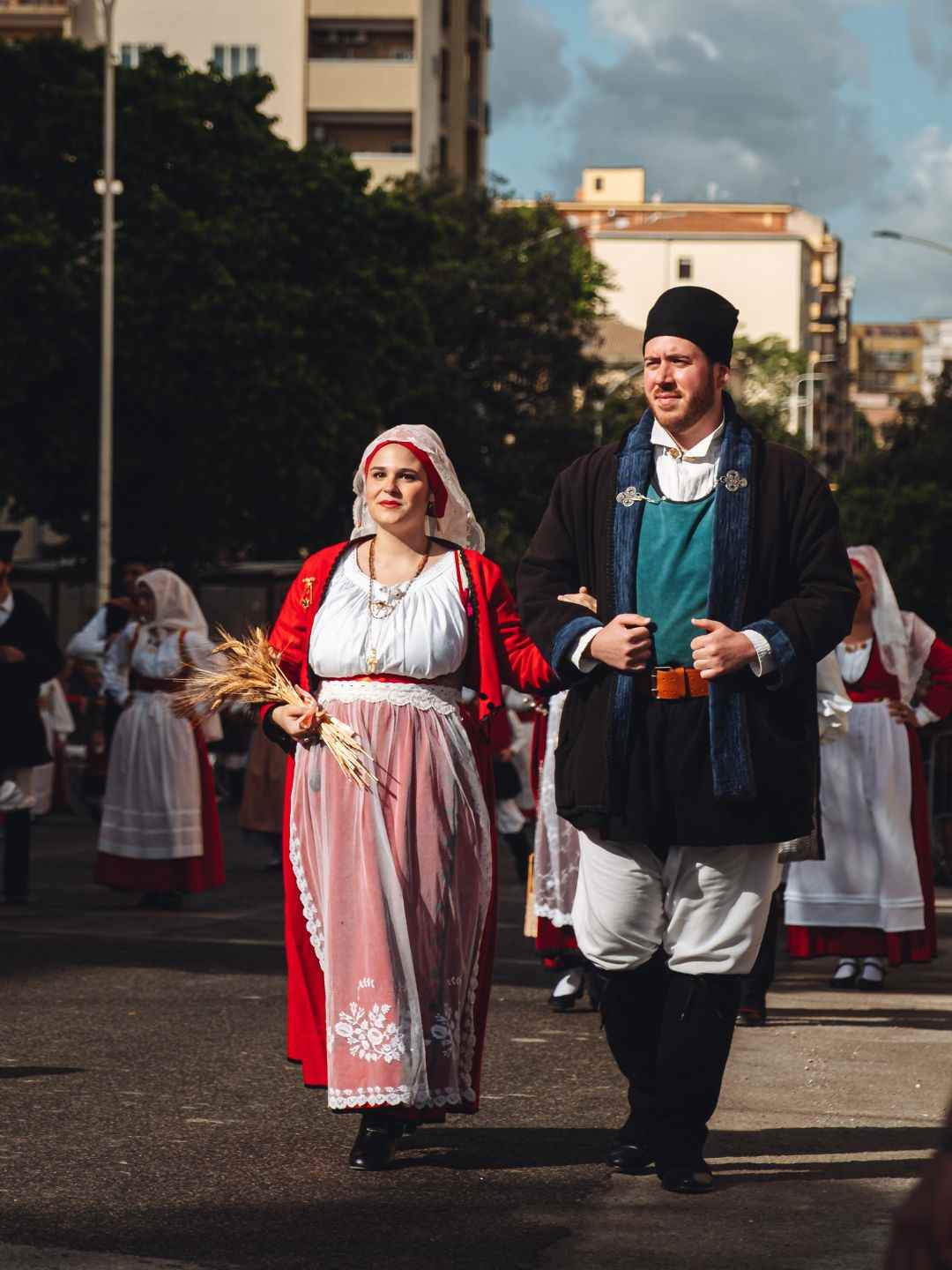 Coppia indossa l'abito tipico di Sassari alla Cavalcata Sarda