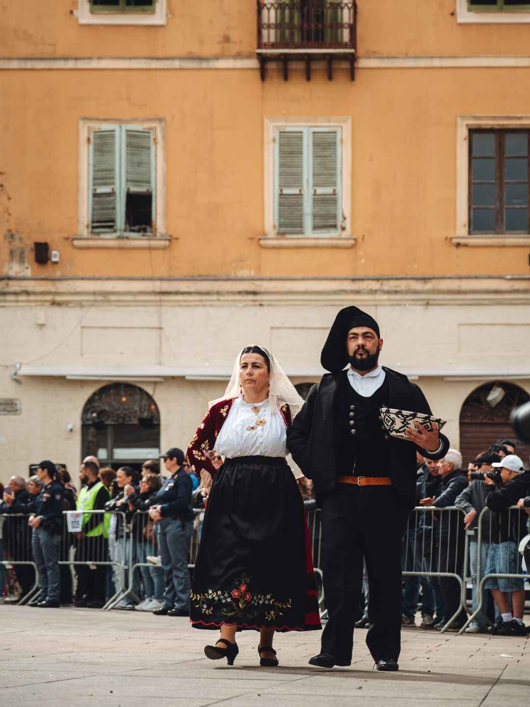 Coppia sfila con abito tipico alla Cavalcata Sarda a Sassari