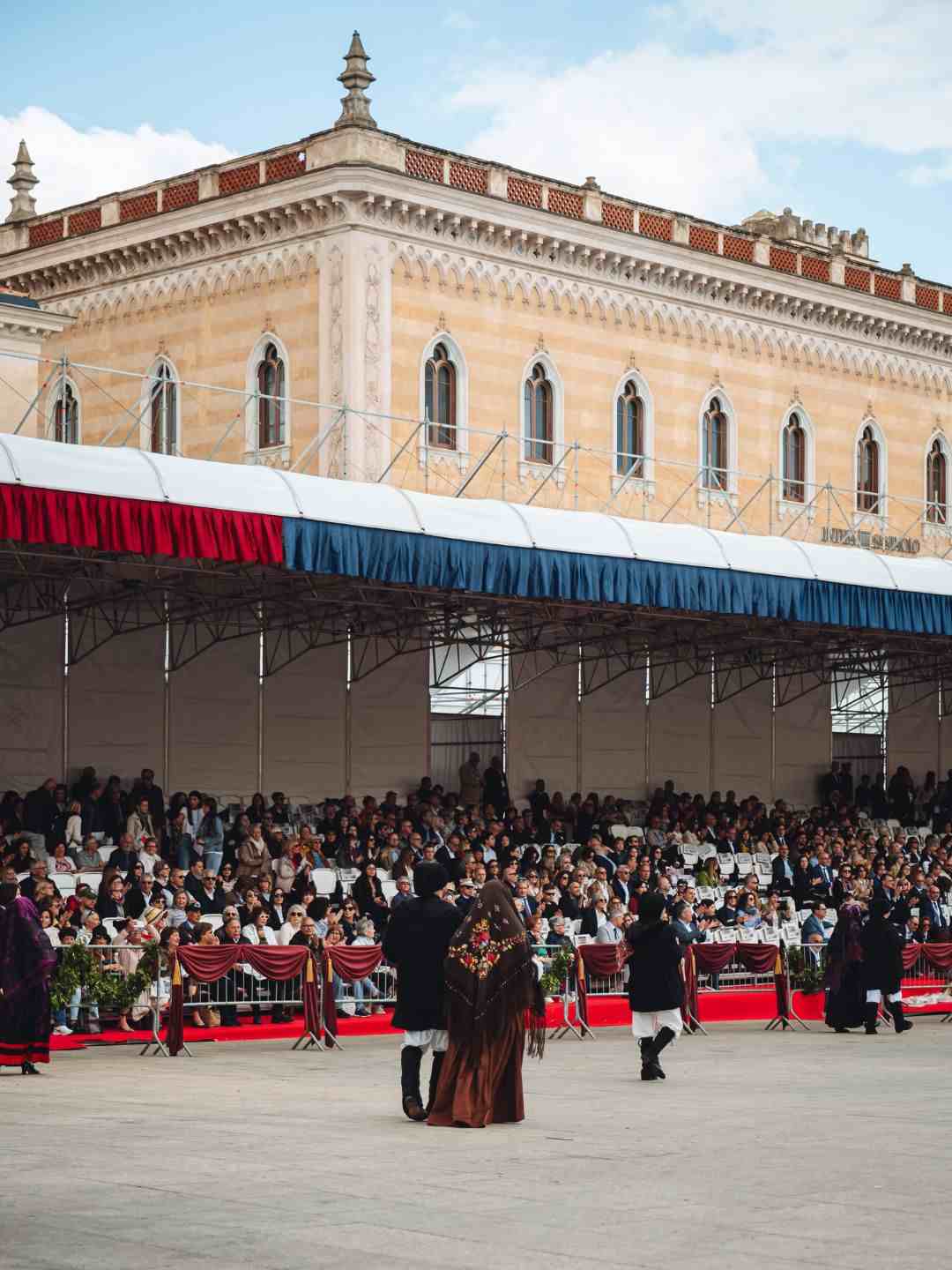 Sfilata degli abiti tipici in centro a Sassari alla Cavalcata Sarda