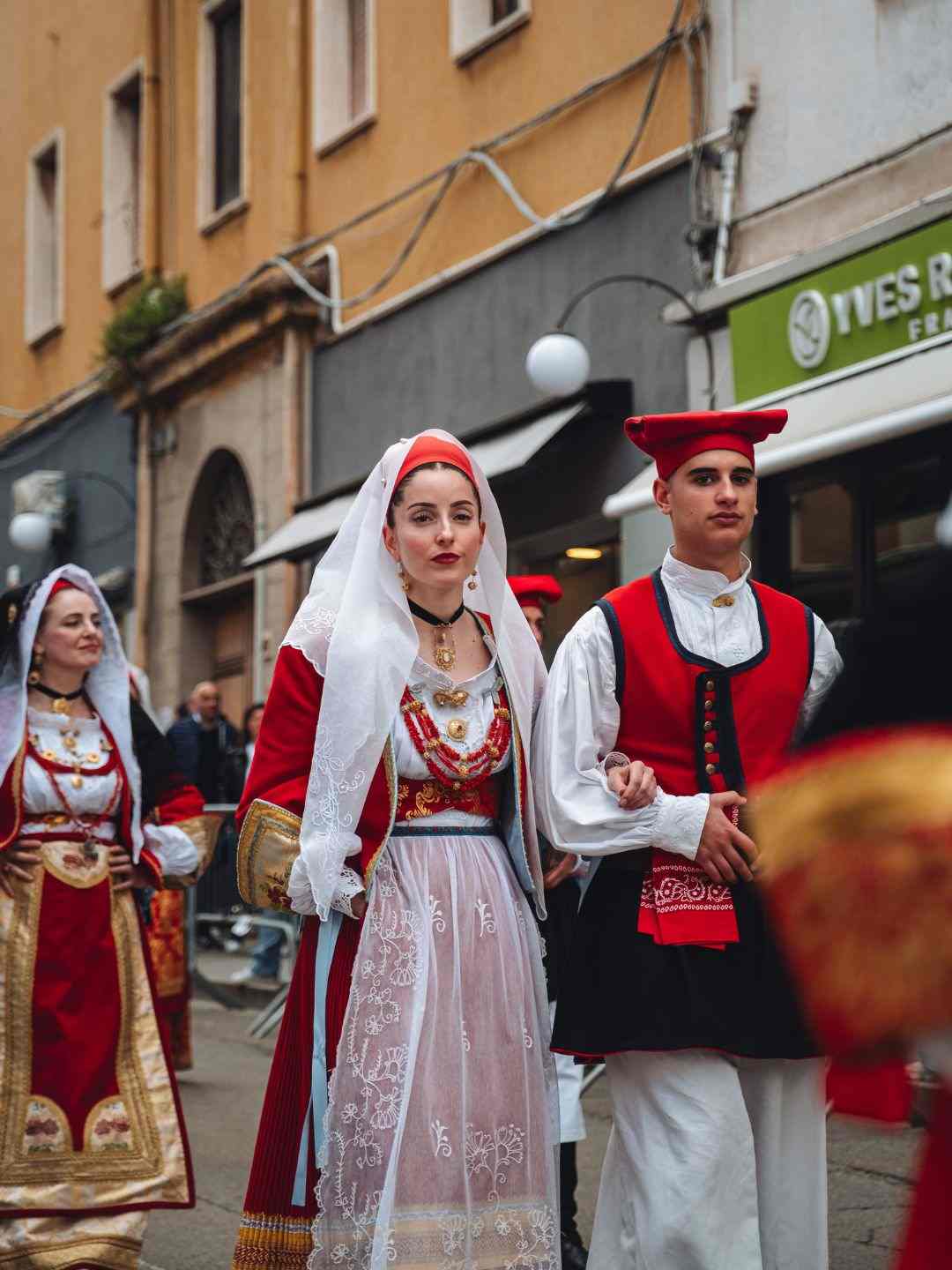 Sfilata abiti tradizionali durante la Cavalcata Sarda a Sassari