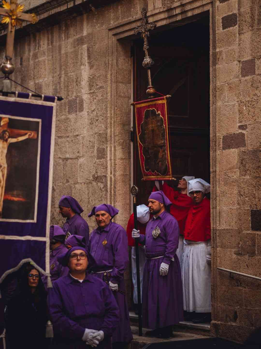 Le confraternite escono dalla chiesa durante la Settimana Santa a Sassari