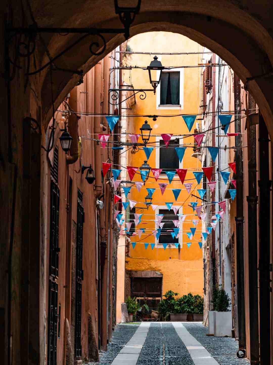 Bandierine colorate nel centro storico di Sassari