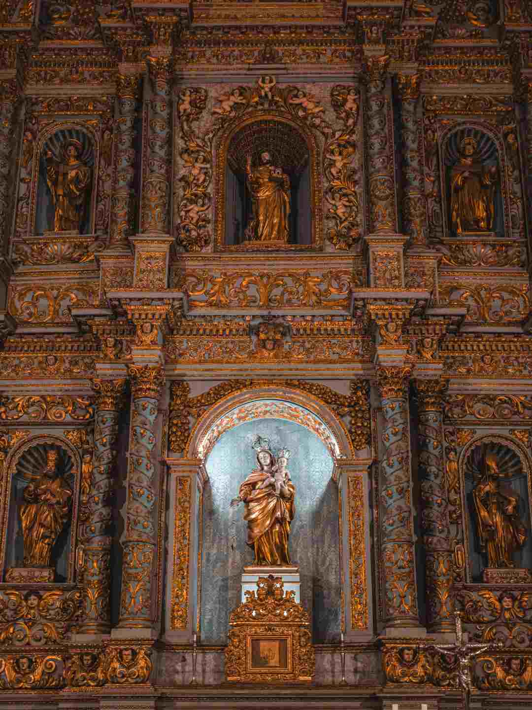 Dettaglio del Retablo del Rosario stile barocco nella Chiesa della Madonna del Rosario a Sassari