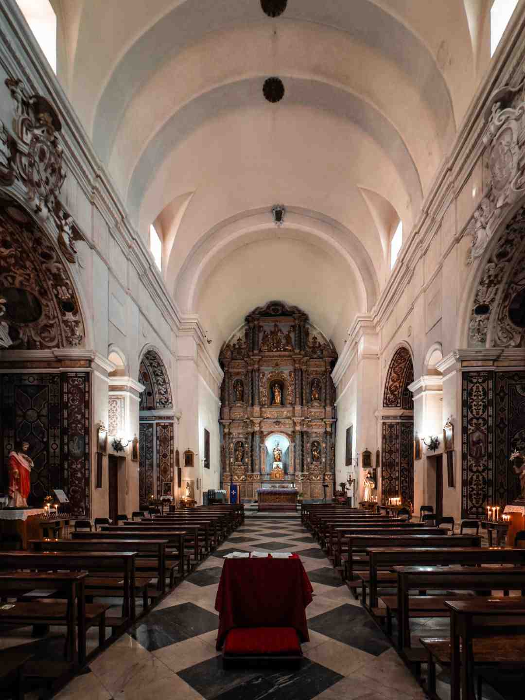 Navata della Chiesa della Madonna del Rosario a Sassari