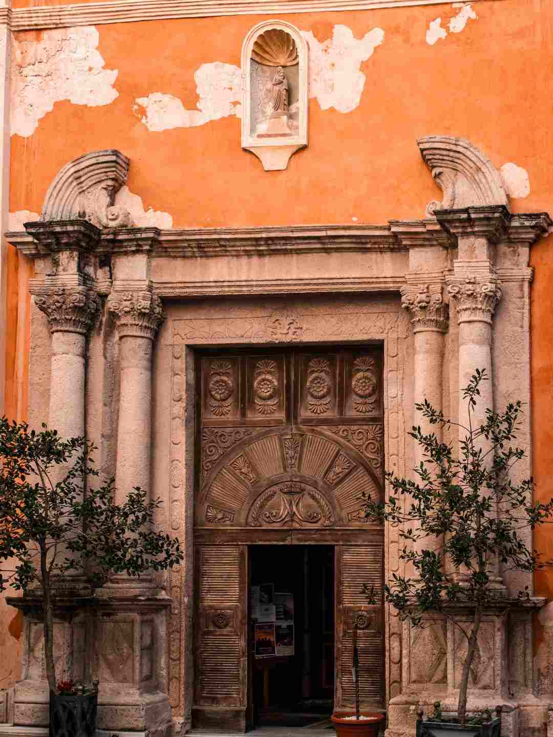 Portone d'ingresso alla Chiesa della Madonna del Rosario a Sassari