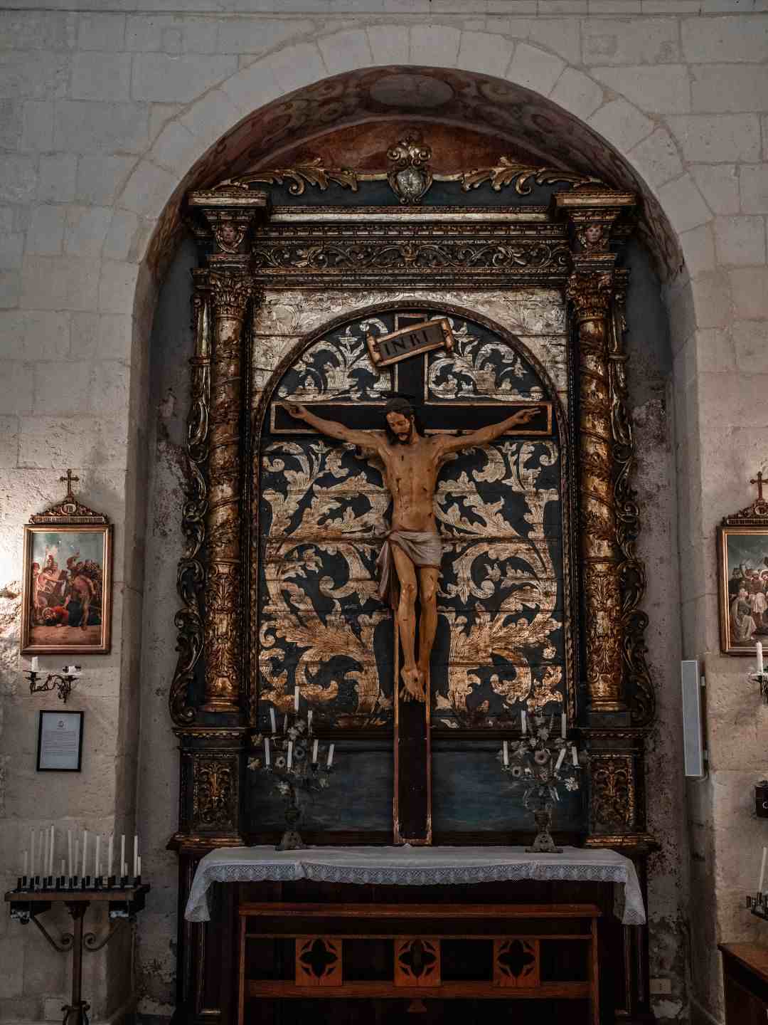 Arredi religiosi dentro la chiesa di San Giacomo a Sassari