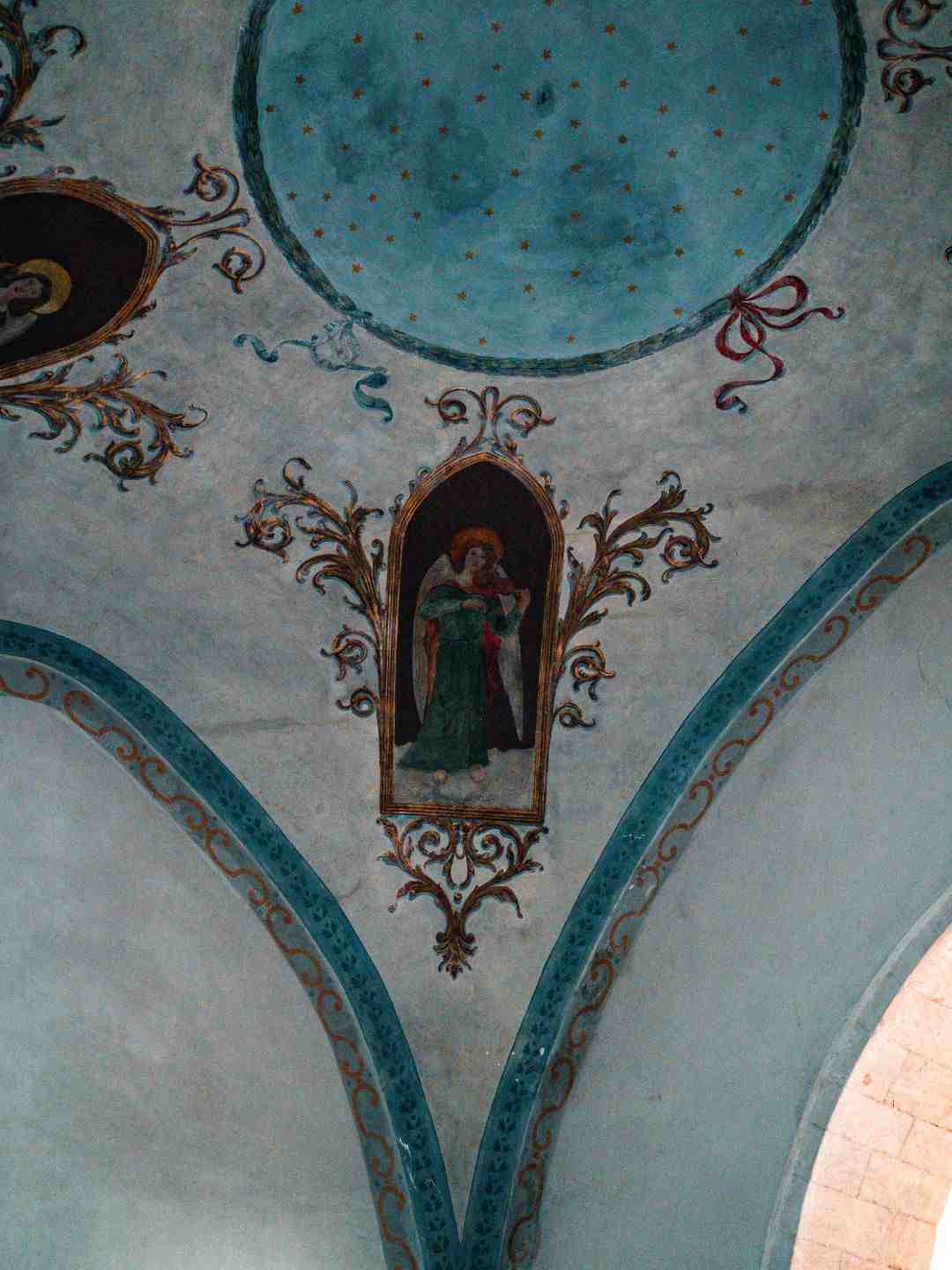 Affreschi dentro San Pietro in Silki a Sassari