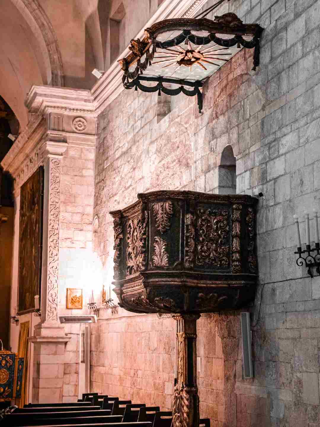 Arredi dentro la chiesa San Pietro in Silki a Sassari