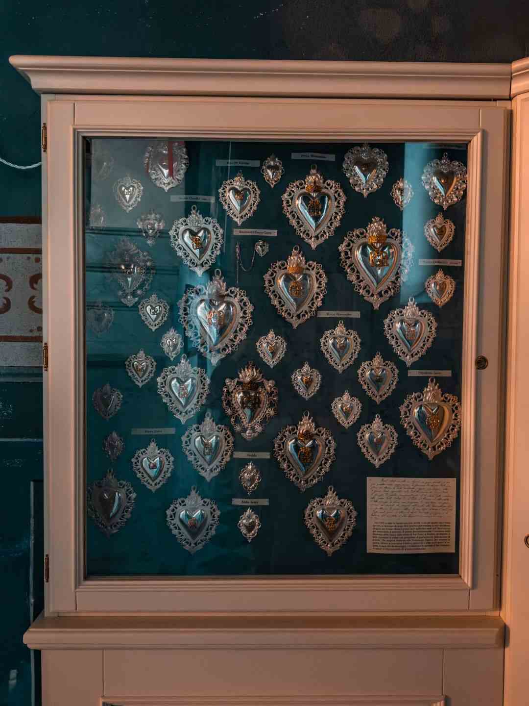Gioielli religiosi esposti nella chiesa di San Pietro in Silki a Sassari