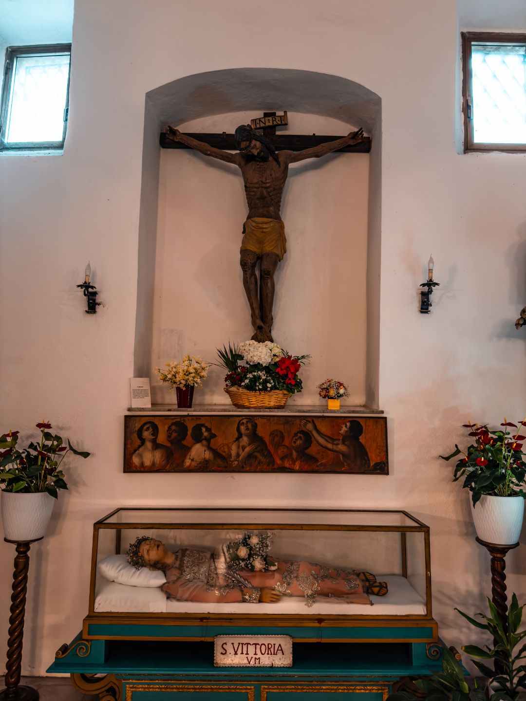 Santi e crocifissi nella chiesa di San Pietro in Silki a Sassari