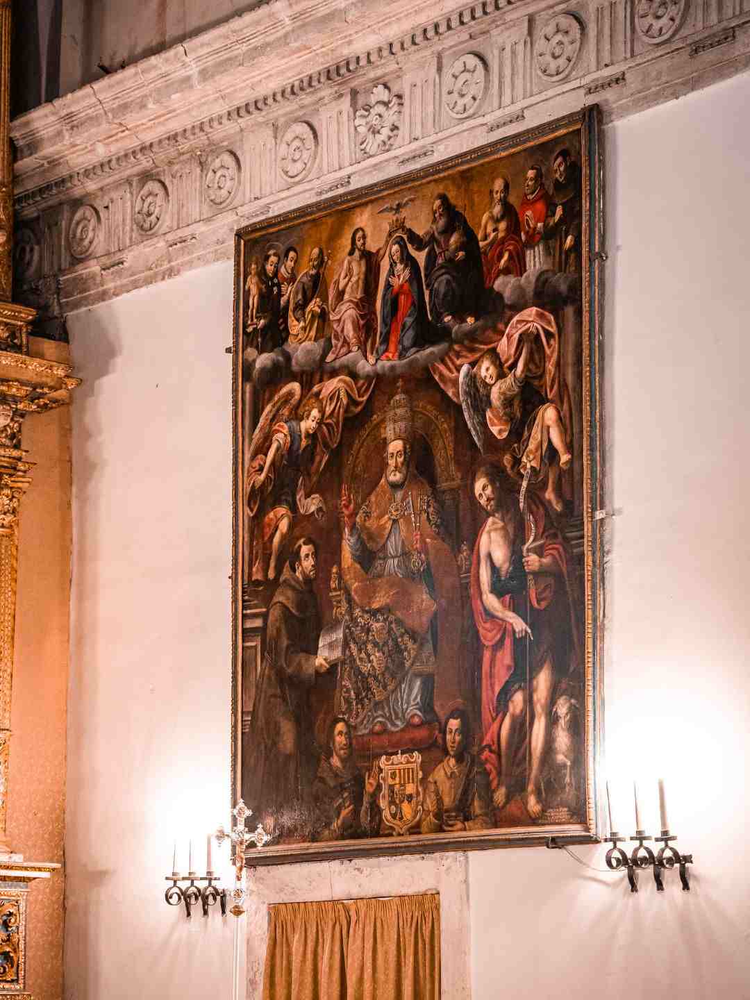 Tela appesa dentro la chiesa di San Pietro in Silki a Sassari