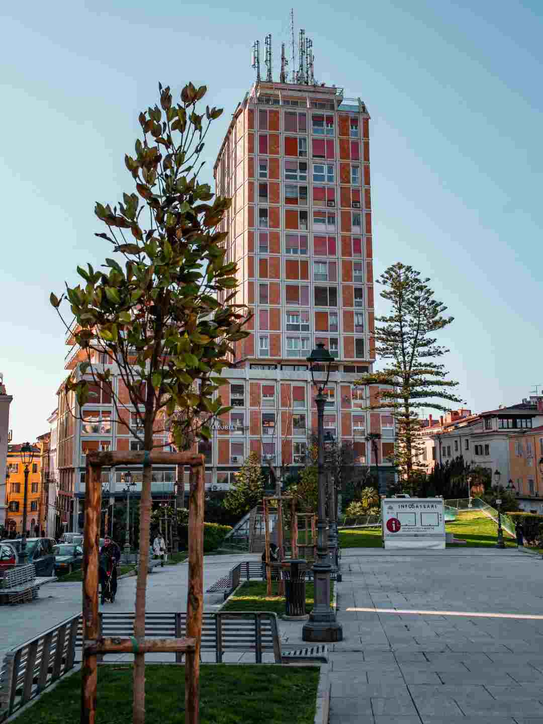 Piazza Castello a Sassari con piante e alberi