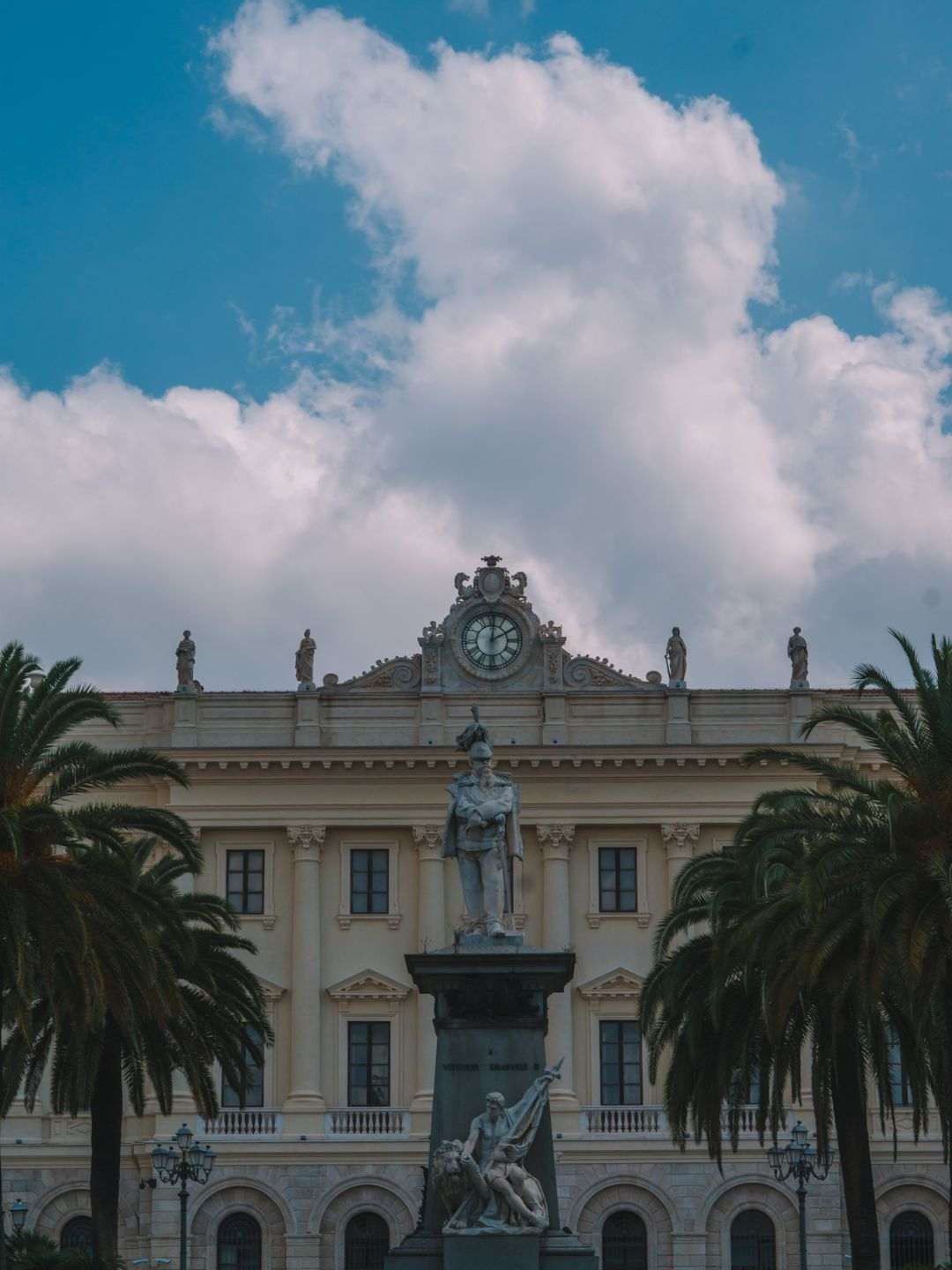 Statua di Vittorio Emanuele in Piazza d'Italia a Sassari