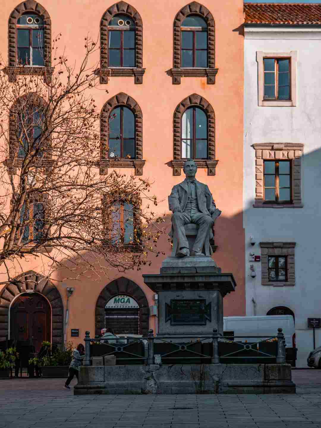 Statua di Pasquale Tola in Piazza Tola a Sassari
