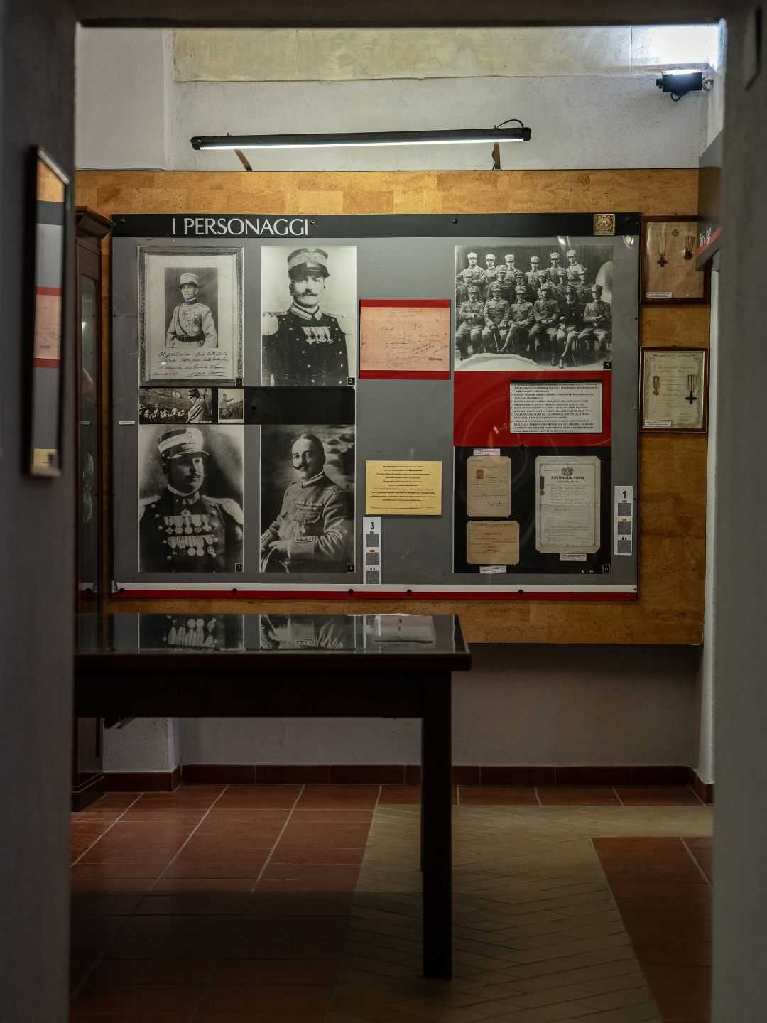 Fotografie con i personaggi storici dentro il museo della Brigata Sassari
