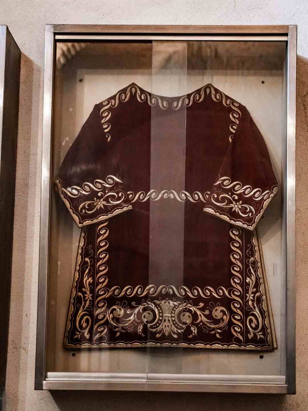 Abito liturgico esposto nel Museo Diocesano a Sassari