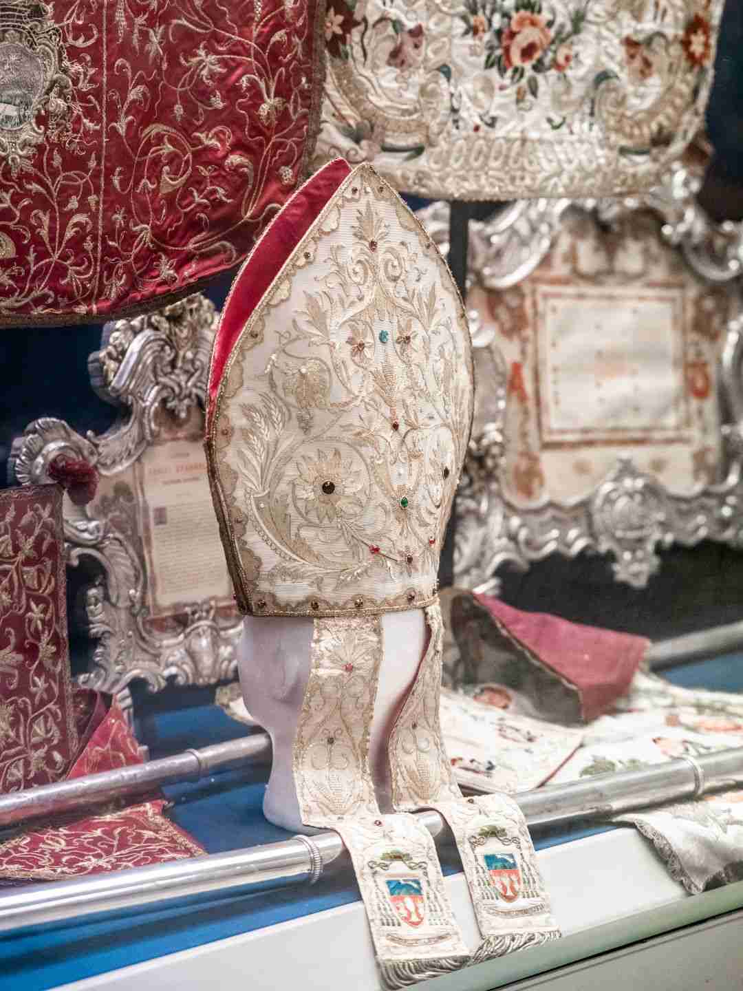 Abiti religiosi esposti nel Museo Diocesano a Sassari