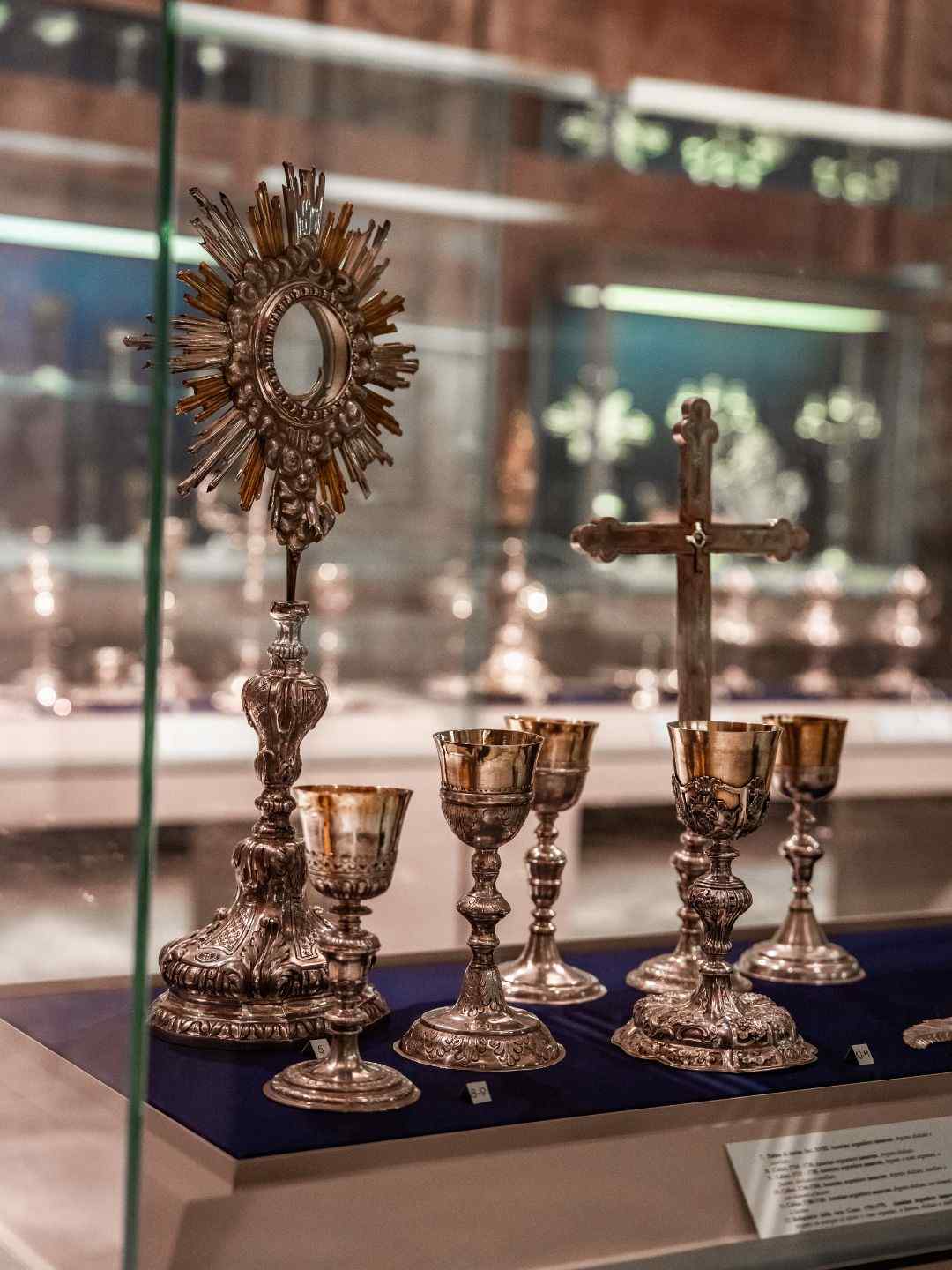 Oggetti liturgici esposti in una vetrina del Museo Diocesano a Sassari