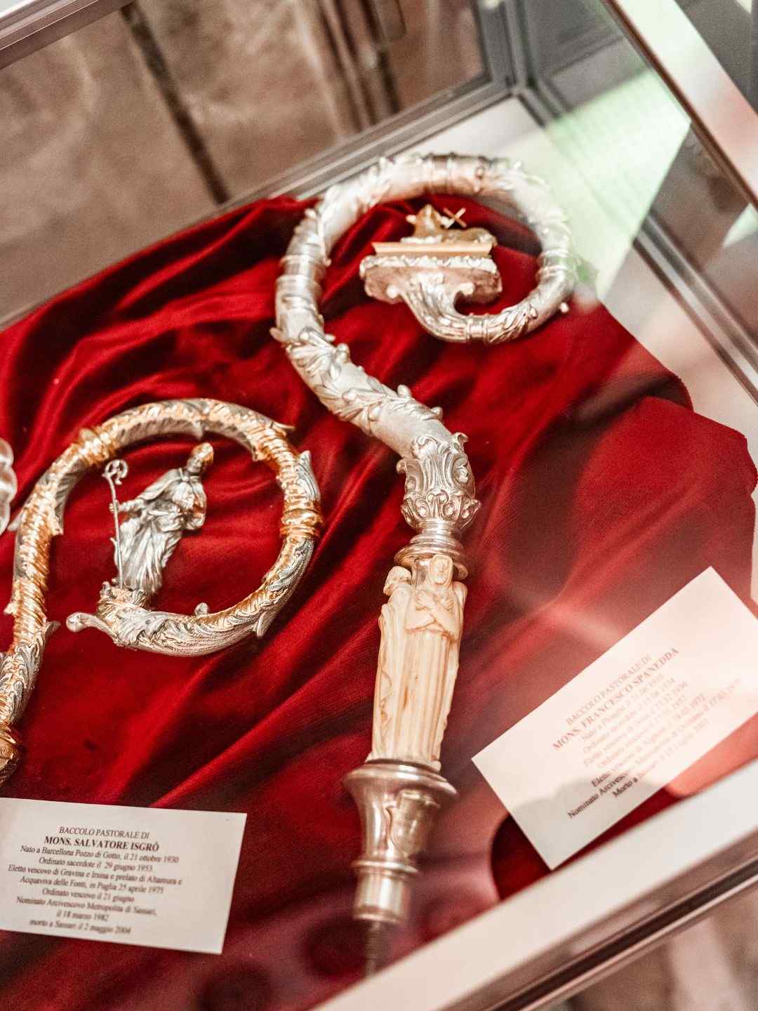 Oggetti religiosi esposti dentro il Museo Diocesano a Sassari