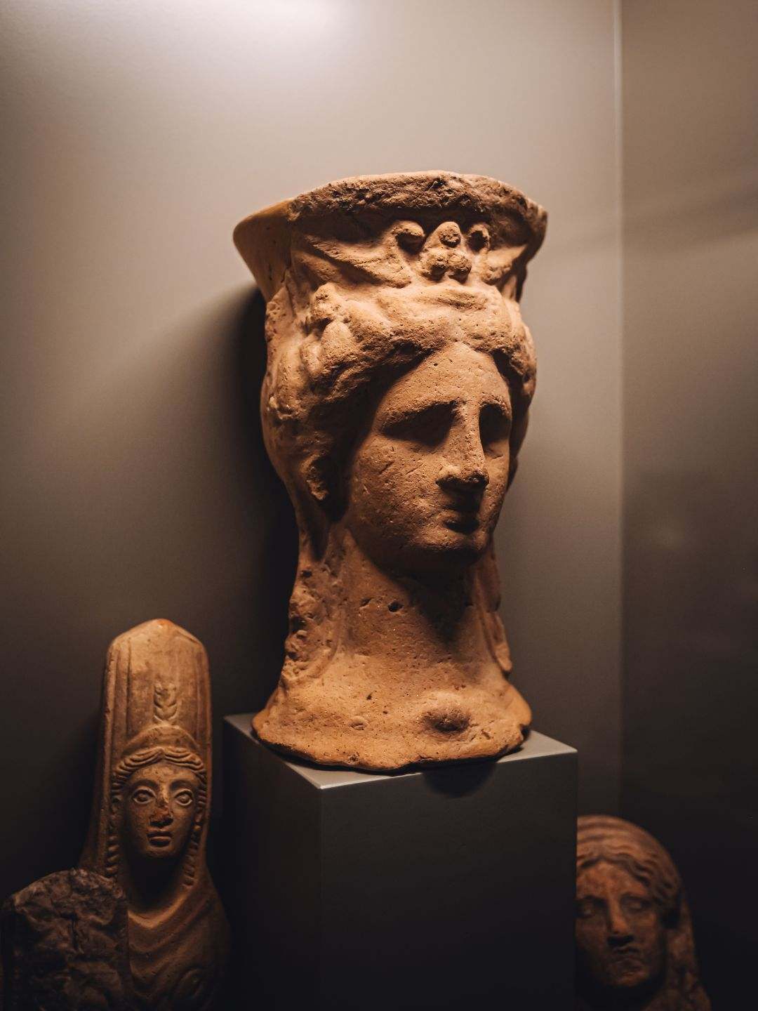 Busto in ceramica esposto nel Museo Sanna a Sassari