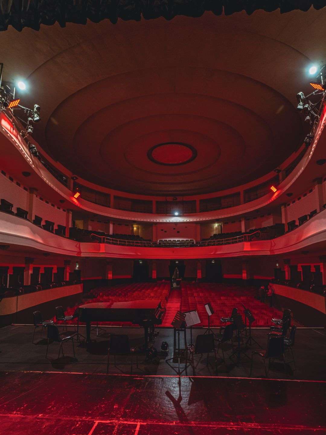 Palco con strumenti musicali al Teatro Verdi a Sassari