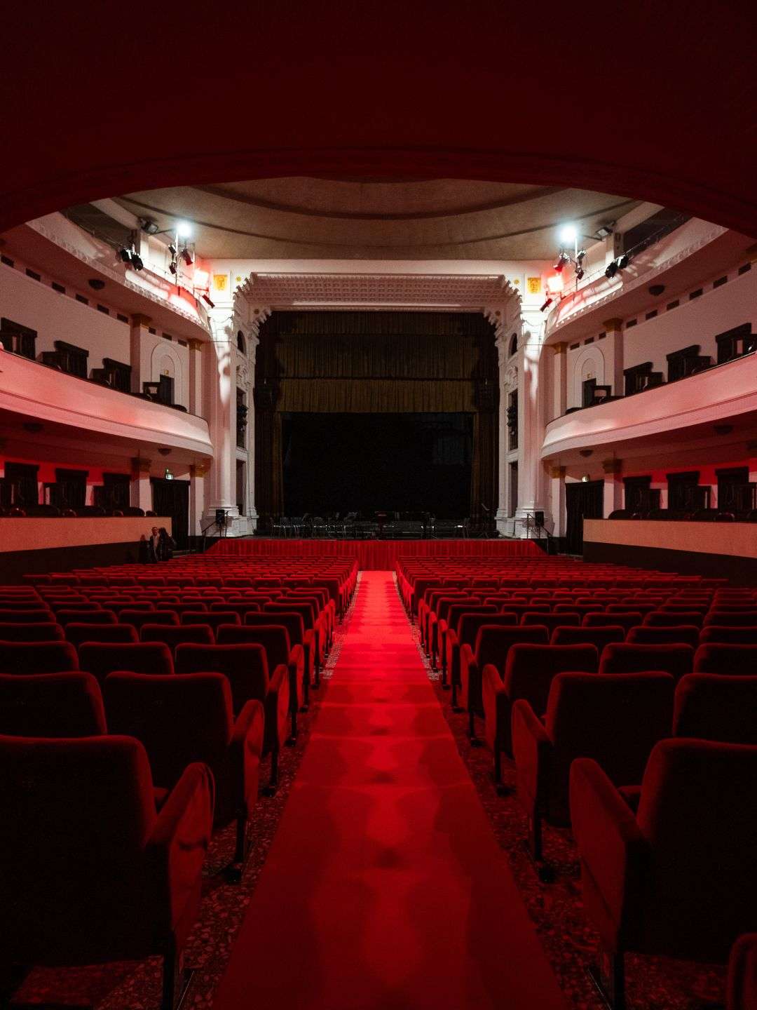 Platee e poltrone nel Teatro Verdi a Sassari
