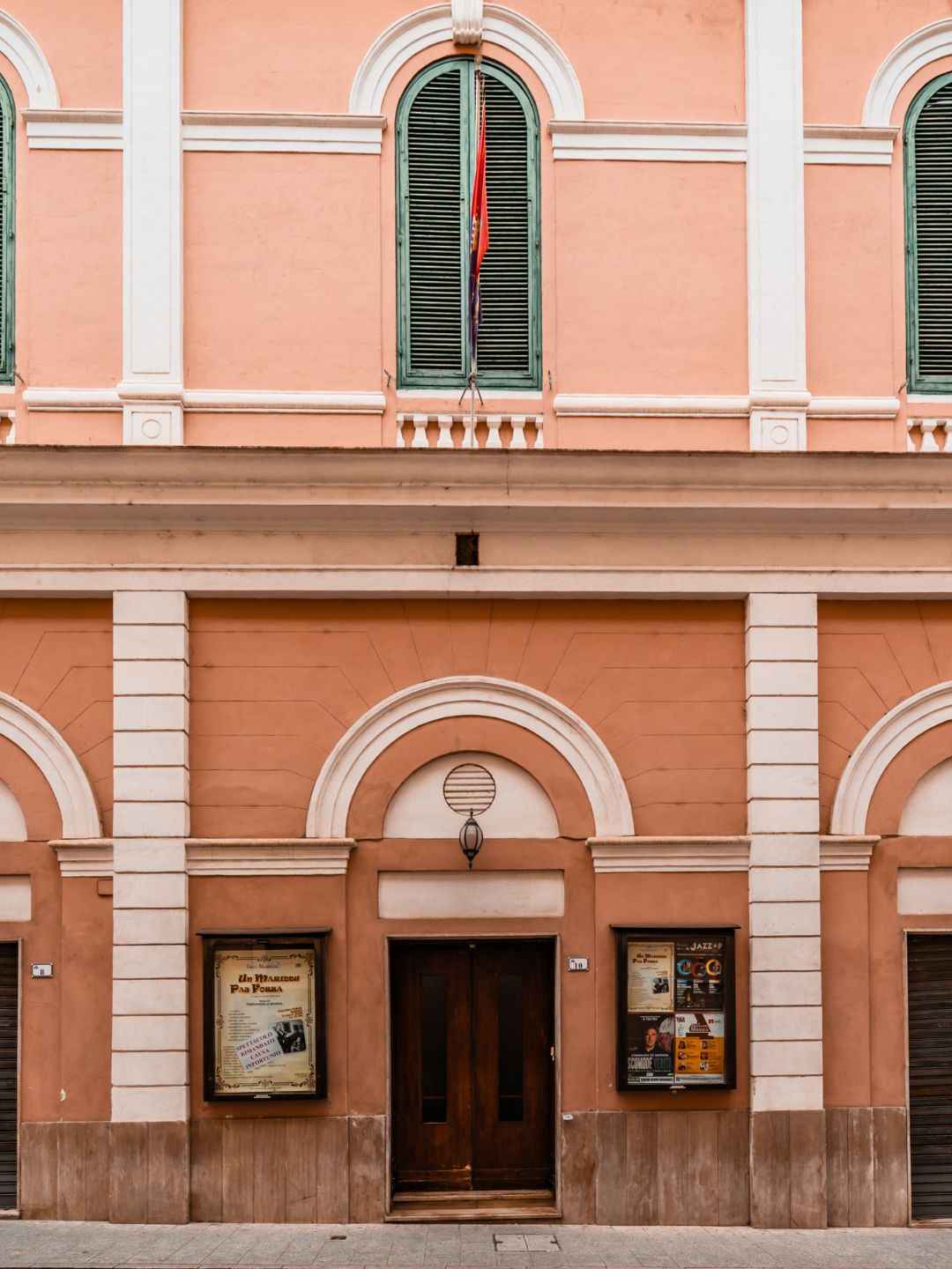 Facciata del Teatro Verdi a Sassari