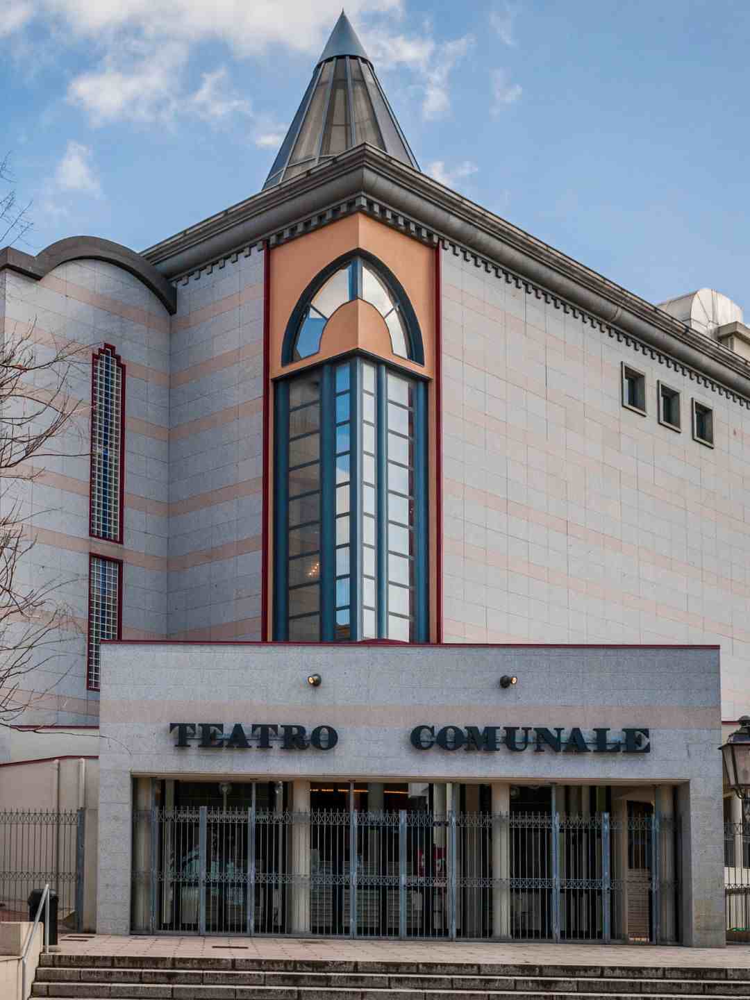 Esterno del Teatro Comunale a Sassari