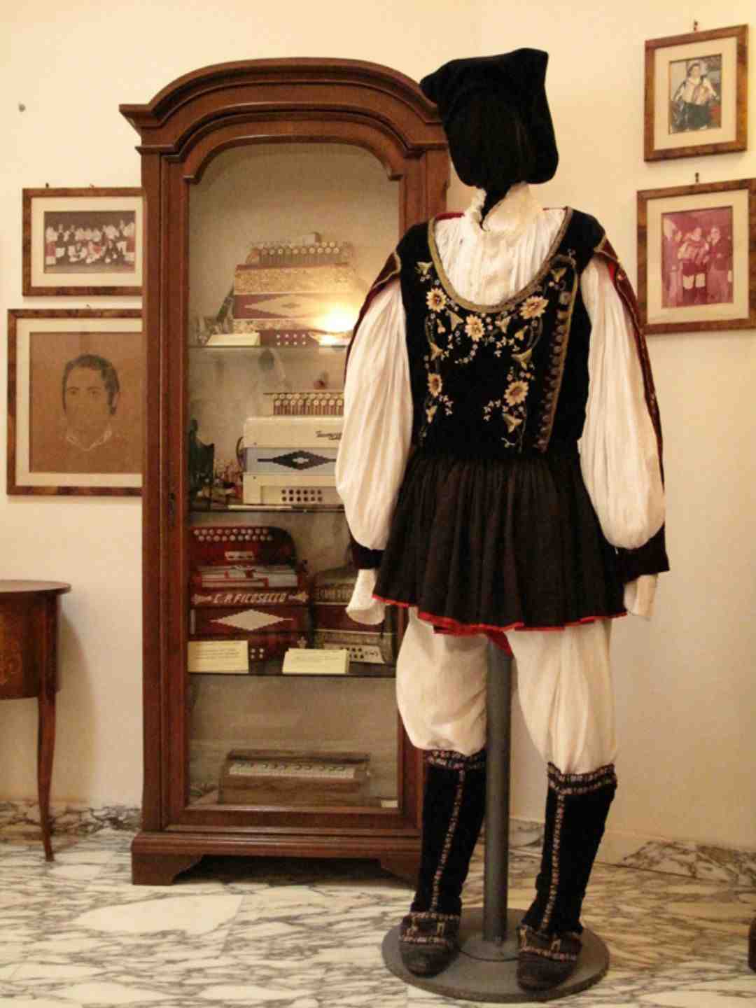 Abito sardo dentro il Museo Etnografico Bande a Sassari