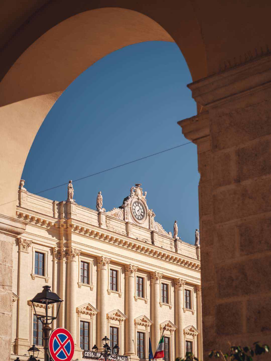 Orologio sulla facciata del Palazzo della Provincia a Sassari