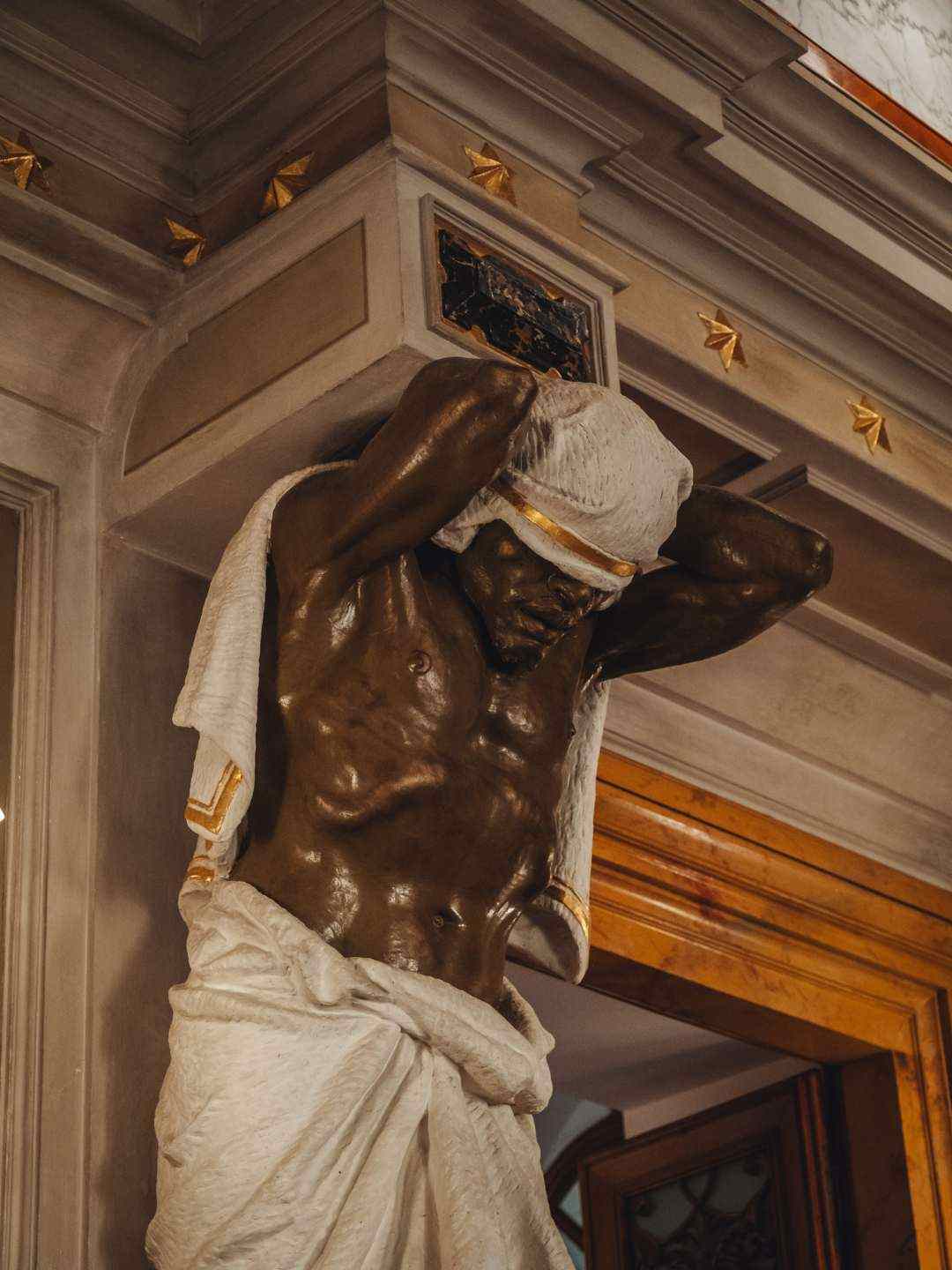 Dettaglio di una statua dentro Sala Sciuti nel Palazzo della Provincia a Sassari