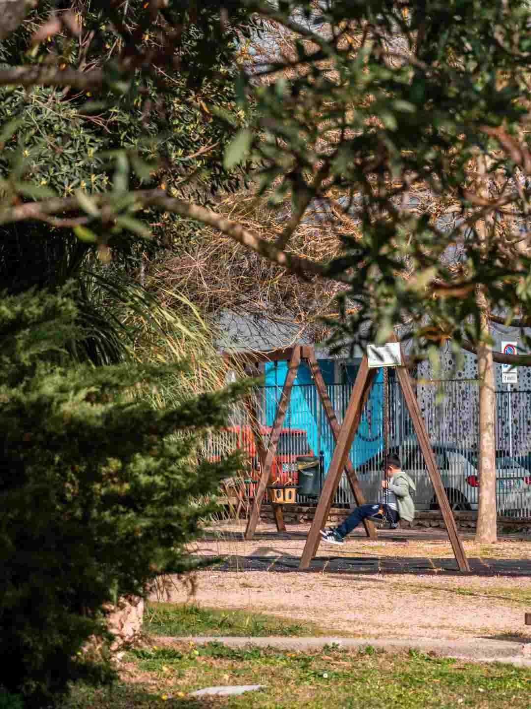 Bambino su altalena nei Giardini Maria Carta a Sassari