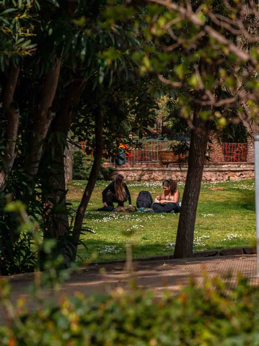 Ragazze sedute nei Giardini Maria Carta a Sassari