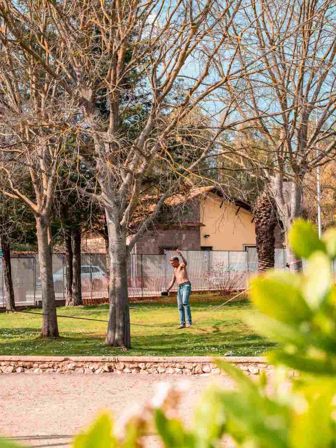 Ragazzo sulla corda nei Giardini Maria Carta a Sassari