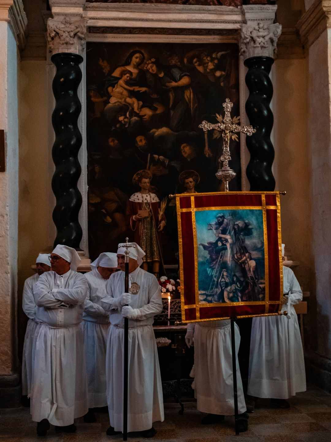 Confraternita con stemmi religiosi alla Settimana Santa di Sassari