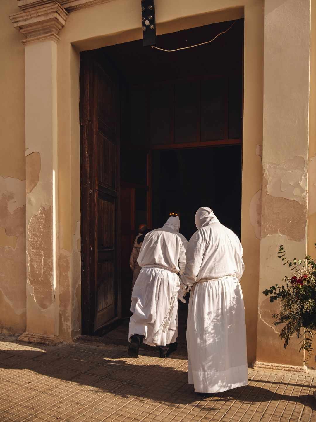 Membri di una confraternita alla Settimana Santa a Sassari